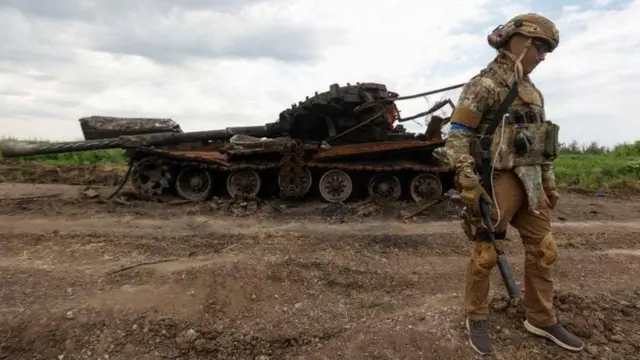 Un soldat debout un vieux char