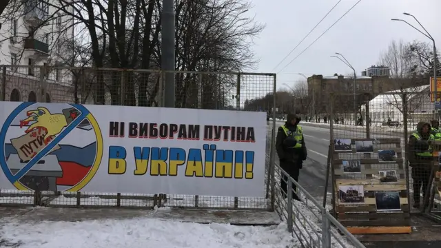 Плакат на паркані біля посольства РФ