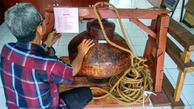 Gasing terbesar di Indonesia di Kantor Balai Pelestarian Nilai Budaya Kepulauan Riau.