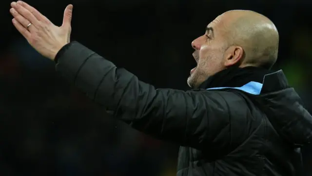 Pep Guardiola en train de motiver ses joueurs sur le terrain
