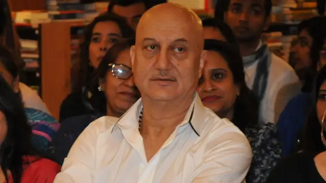 લોકોની વચ્ચે અનુપમ ખેર