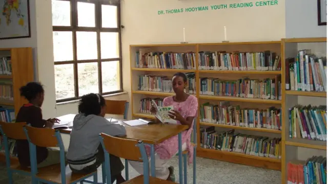 ቤተ መጻሕፍት ውስጥ የሚያነቡ ልጆች