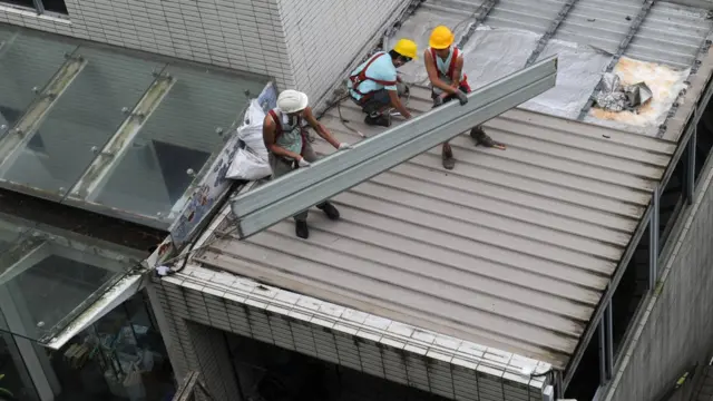 工人在梁振英山頂大宅拆卸違建物（25/6/2012）