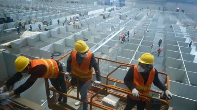 封城期間,上海將一個會展中心,改造為能容納4萬人的方艙醫院。