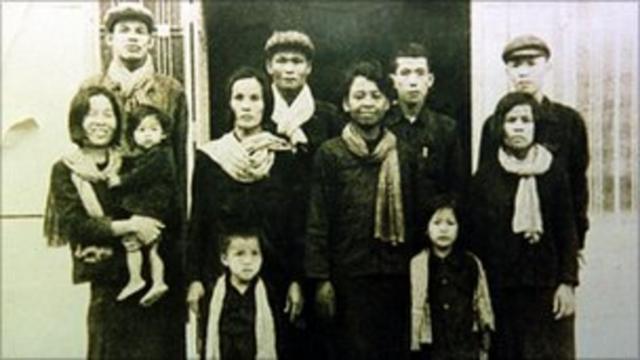 康克由（后排右二）摄于吐斯廉监狱内（1977年；柬埔寨文献中心提供照片）