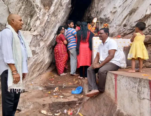 मंदिर में मौजूद श्रद्धालु