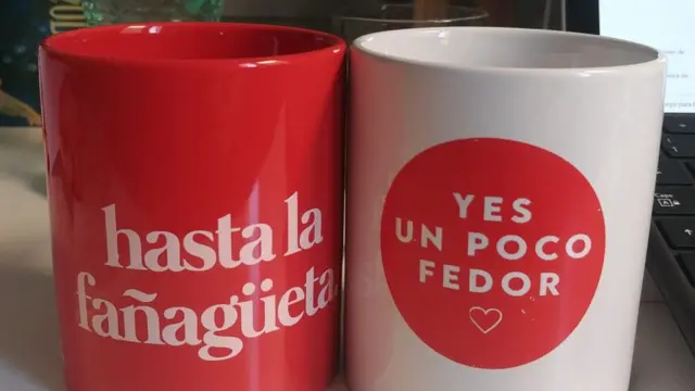 Las tazas con inscripciones en asturiano de Lucía