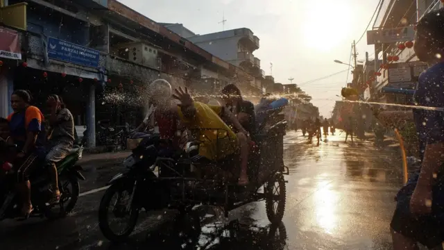 Tradisi Perang Air di Selatpanjang