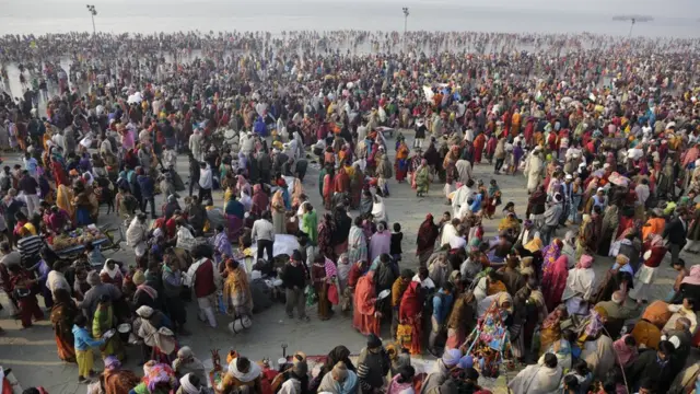 गंगासागर में सैंकड़ो हिंदू श्रद्धालु