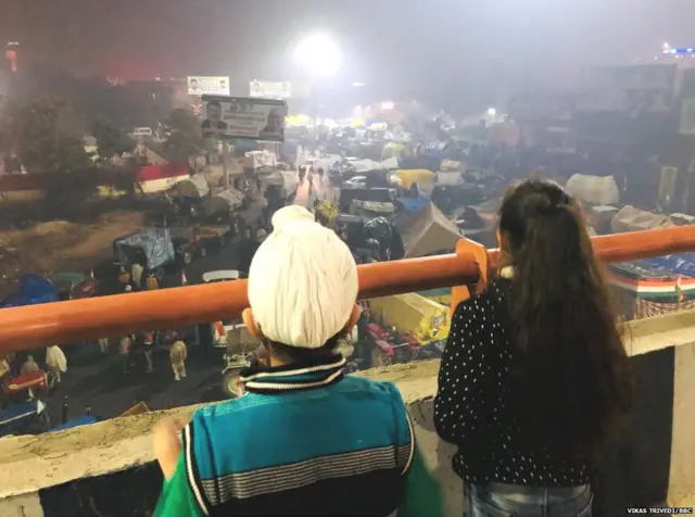 ट्रैक्टर रैली देखते बच्चे