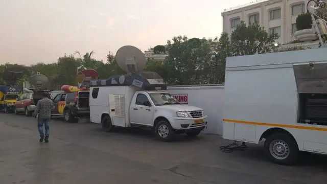 టీవీ9 కొత్త యాజమాన్యం విలేకరుల సమావేశం కవర్ చేసేందుకు వివిధ మీడియా ఛానెళ్లు ఏర్పాటు చేసిన లైవ్ (ఓబీ) వాహనాలు