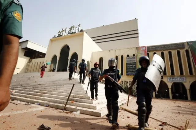 ढाकास्थित मस्जिदमा प्रहरी