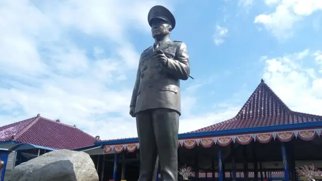 Masih banyak masyarakat Indonesia yang merindukan dan mengagumi Suharto