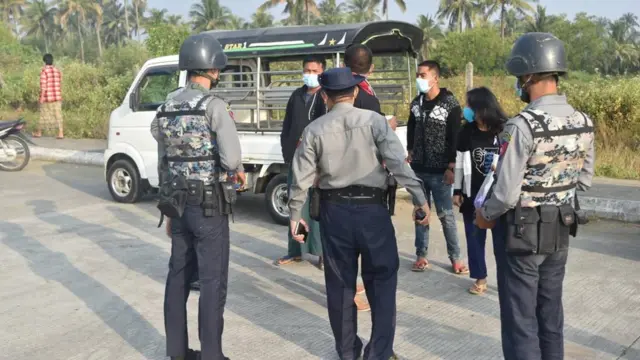 နှစ်နှစ်ကျော်ကြာဖြစ်ပွားခဲ့တဲ့ ရခိုင်စစ်မြေပြင်မှာ အရပ်သားတွေအပေါ် လူ့အခွင့်အရေး ချိုးဖောက်မှုတွေများစွာ ရှိနေပါတယ်။