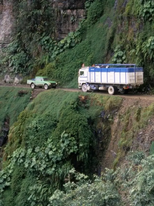 Carro na contramão 'Estrada da Morte', na Bolívia