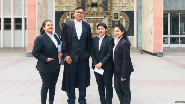 एडवोकेट कमलेश मिश्रा के साथ शिवांगी, अनुकृति और दीबा