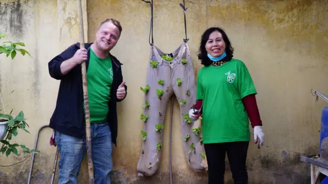 James Joseph Kendall, người sáng lập ra Keep Hanoi Clean, và sống ở Hà Nội 7 năm qua, nói anh đã nghĩ đến việc chuyển đến một thành phố khác nếu tình trạng ô nhiễm không khí trở nên quá trầm trọng.