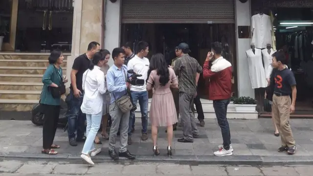 Một số phóng viên trong nước tới cửa hàng để đưa tin.