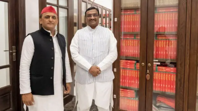 अखिलेश यादव के साथ धरम सिंह सैनी