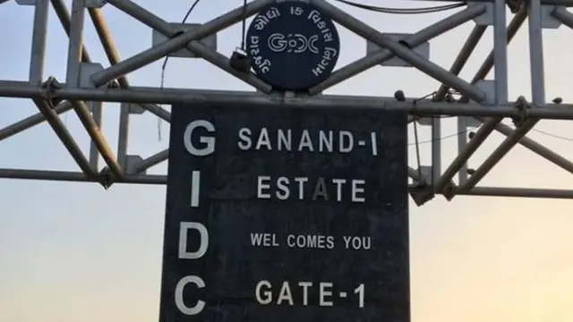 2008માં ટાટાએ પશ્ચિમ બંગાળમાંથી પ્રોજેક્ટ પડતો મુકી ગુજરાત આપવાનું નક્કી કર્યું હતું.