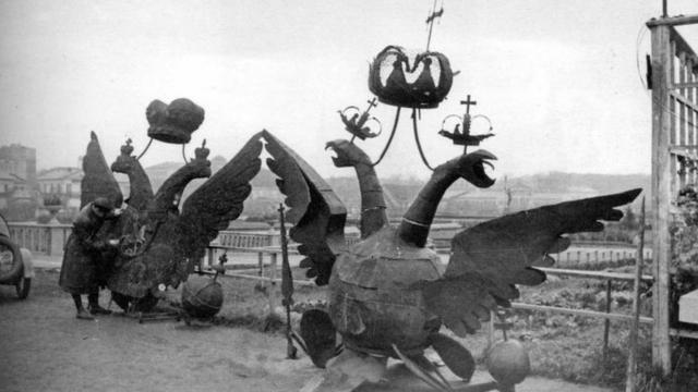 Снятые с кремлевских башен двуглавые орлы в парке Горького, 23 октября 1935 г.