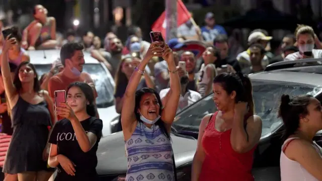 تونسيون يحتفلون