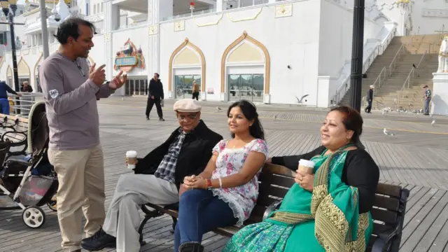 নিউইয়র্কে হুমায়ূন আহমেদ, স্ত্রী মেহের আফরোজ শাওন এবং মাজহারুল ইসলাম