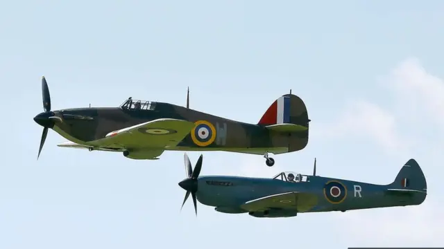 أثناء معركة بريطانيا، كان يفترض بطائرة "هوريكان" الأكثر بطئا أن تستهدف قاذفات القنابل الألمانية