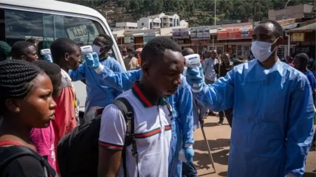 Raia wa Rwanda wakifanyiwa vipimo vya joto