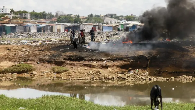 Fumée provenant de la combustion de déchets électroniques à Agbogbloshie