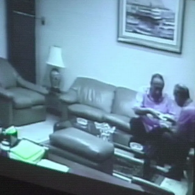 Una imagen transmitida por la televisión peruana el 5 de febrero de 2001 muestra al político Agustín Mantilla, a la izquierda, aceptando US$30.000 de Montesinos.