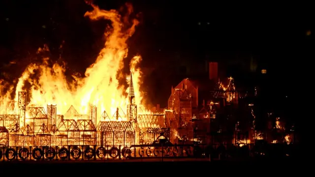 Сожжение макета Лондона на Темзе