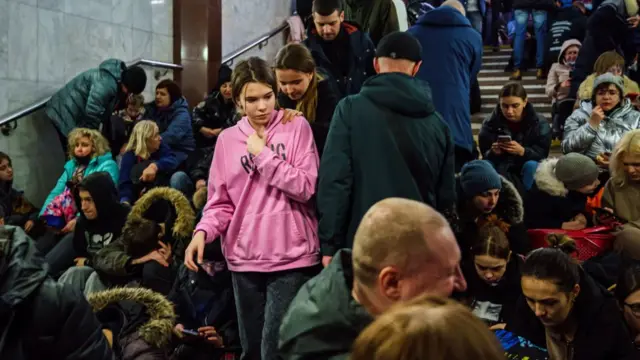 Gente protegiéndose bajo tierra