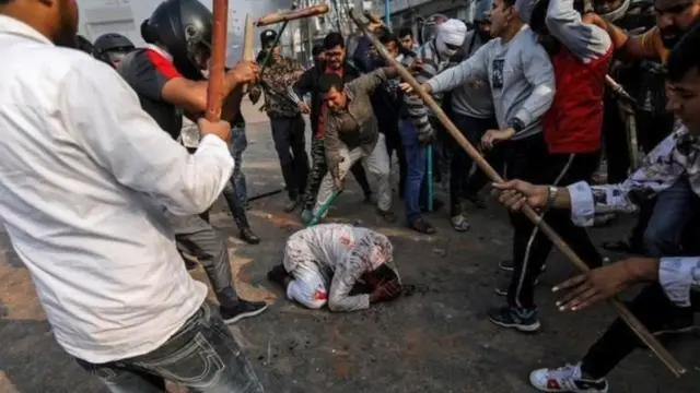 Деҳлида ҳиндулар мусулмон йигитни калтакшламоқда