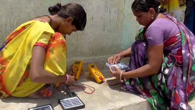 सोलर लैंप बनाती महिलाएं