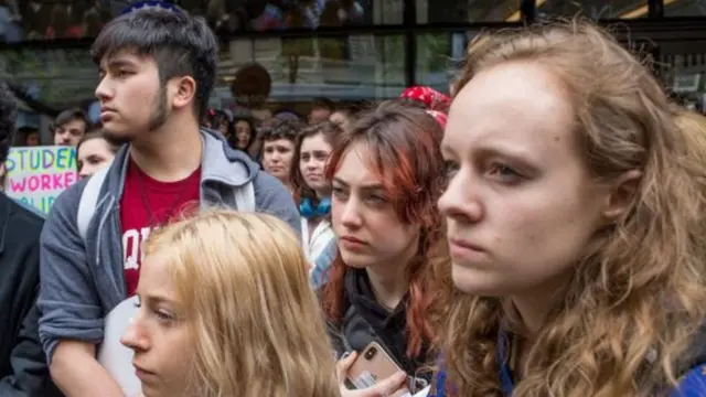 Estudantesbetanoptprotesto contra alto valorbetanoptempréstimos