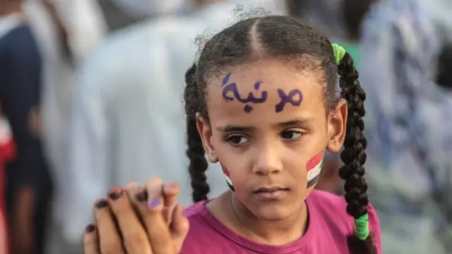 طفلة سودانية تحتفل بالتوصل لاتفاق لتقاسم السلطة