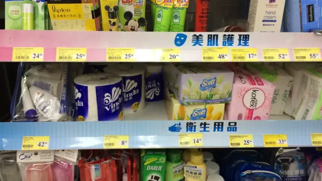 便利店售卖厕纸和包装卫生纸等用品