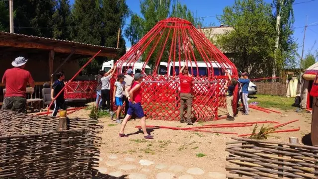 Азиз Исабековдун Чоң Кеминдеги конок үйүндө