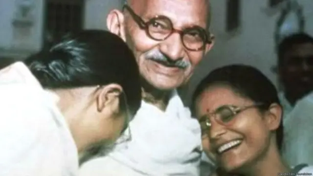 આભા અને મનુ સાથે મહાત્મા ગાંધી