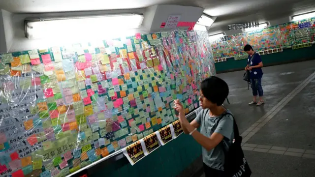反对修例的示威者在香港多个地方设立"连侬墙"，让反对修例的人士贴上写有示威字句的便条。