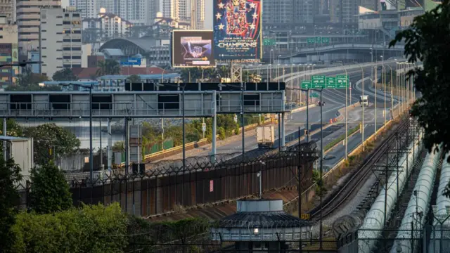 சுத்தமாக வாகனங்களே இல்லாத ஜோஹோர் - சிங்கப்பூர் சாலை.