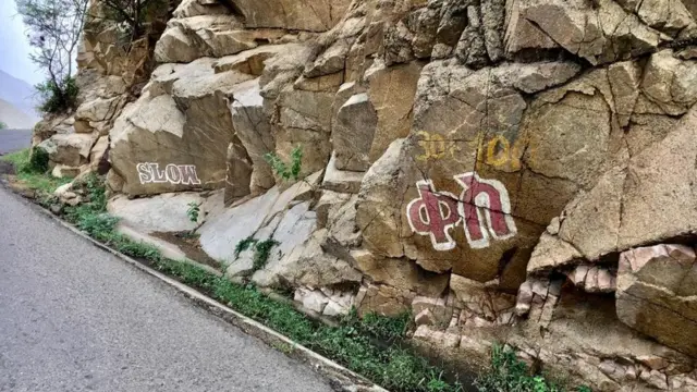 ሓደ ካብ ጠንቅታት ሓደጋ ትራፊክ እሞ ድማ ብቐንዲ ዝግለጽ፡ ልዕሊ ዓቐን ናህሪ እዩ። ኣብ ናህሪ እንተሃሊኻ፡ ሃንደበት ንዝኣትወካ ሰብ ይኹን ጥሪት ክተድሕን ኣይትኽእልን። ናህሪ ክትቆጻጸር ምስ እትፍትን ድማ ክትግልበጥ እውን ስለትኽእል ተመላሊእኻ ትጠፍእ። “መገዲ ጥዕና፡ ዓመት ኪዳ” ብምዝካር ቀስ ኢልካ ብምዝዋር ካብ ሓደጋ ከምትድሕን ኣብ ከውሒ ዝተጽሓፈ ሓባሪ ይጸንሐካ።