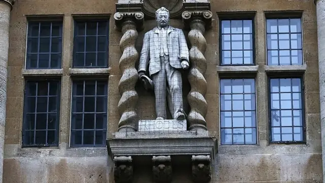 英オックスフォード大学のコレッジ、植民地政治家の石像を撤去 英オックスフォード大学のコレッジ、植民地政治家の石像を撤去