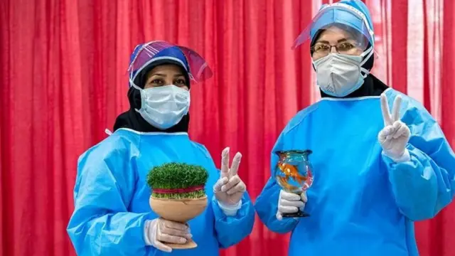 سخنگوی ستاد مقابله با کرونا در ایران گفته "بیش از یک میلیون نفر از کادر درمان و گروه های آسیب پذیر قبل از عید واکسن کرونا می زنند"