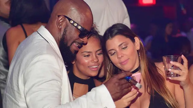 R. elly dey take selfie with some women