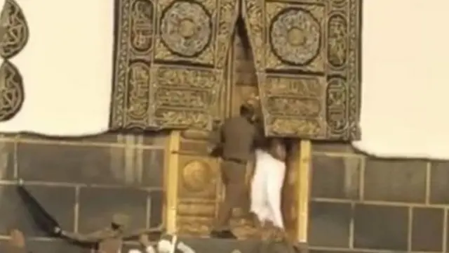 حاج يحاول فتح باب الكعبة