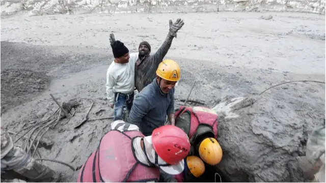 सुरंग से ज़िंदा निकाले गए मज़दूर