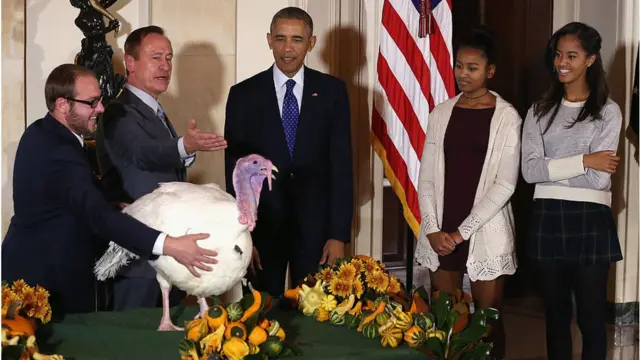 Барак Обама і його доньки Саша та Малія на церемонії з живою індичкою
