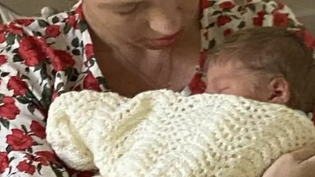 Mu butumwa bwo kuri Instagram, Carrie Symonds yashimiye abakozi b'urwego rw'ubuvuzi mu Bwongereza (NHS), nyuma y'ivuka ry'umwana wabo w'umuhungu